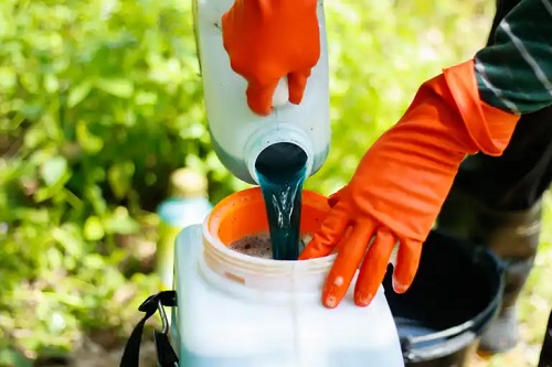 Persoană ce folosește pesticide