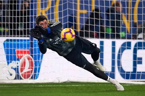 Portarul Thibaut Courtois apără în poartă