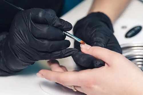 Specialist care curăță pensulele de unghii