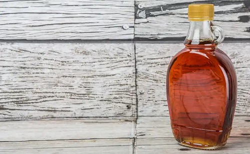 Sticlă cu sirop de arțar