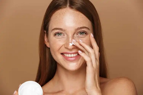 Tânără conștientă de beneficiile BB cream