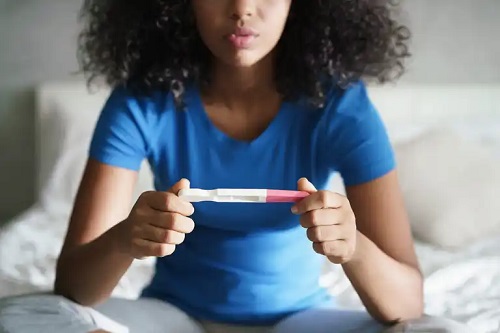 Tânără care face corect un test de sarcină