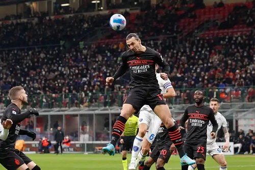 Zlatan Ibrahimovic marchează cu capul