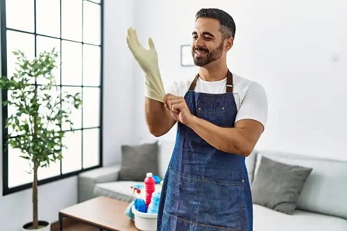 Bărbat care știe cum poate folosi înălbitorul în siguranță