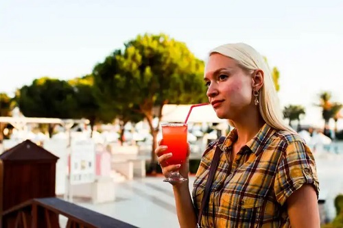 5 băuturi care provoacă deshidratare și pe care ar trebui să le evităm vara