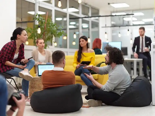 Colegi care discută decorezi un spațiu de coworking