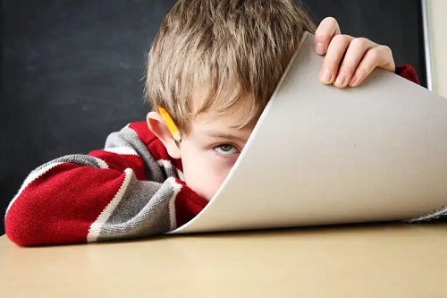 Copil care nu știe că poți studia dacă ai ADHD