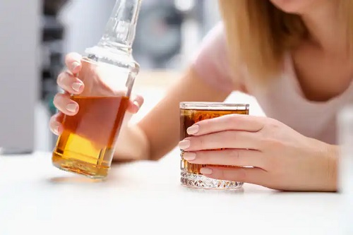 Dieta ketogenică și alcoolul: tot ce trebuie să știi