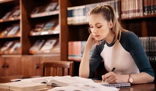 Fată care știe că poți studia dacă ai ADHD