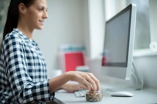 Femeie care știe cum să decorezi un spațiu de coworking