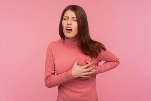 Femeie cu durere de sâni