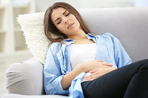 Femeie care experimentează durerile și înțepăturile în uter