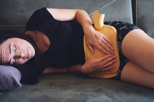 Femeie care suferă de endometrioză