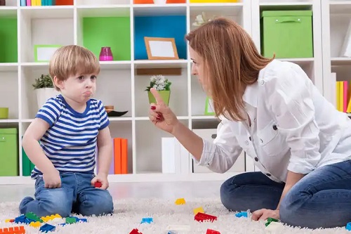 Femeie care observă o modificare a comportamentului la copii