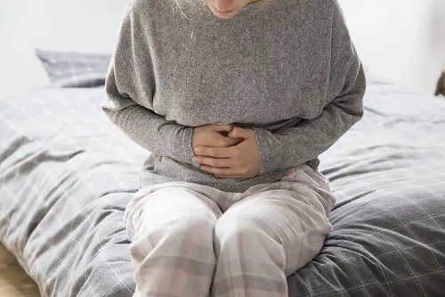 Femeie care are nevoie de analize hormonale
