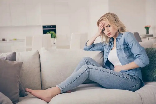 Femeie afectată de oboseala menstruală