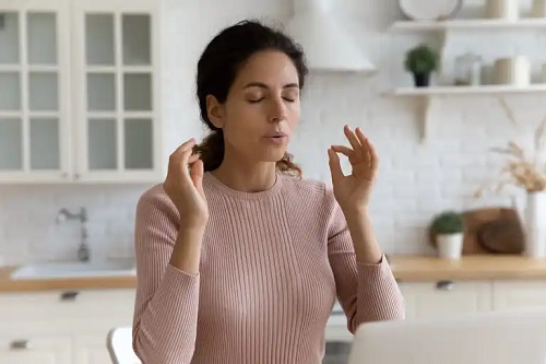 Femeie care face exerciții de respirație
