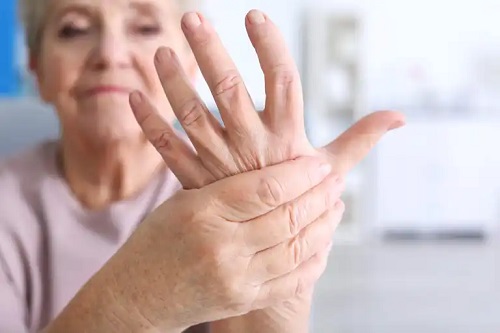 Femeie care folosește tai chi în artrită