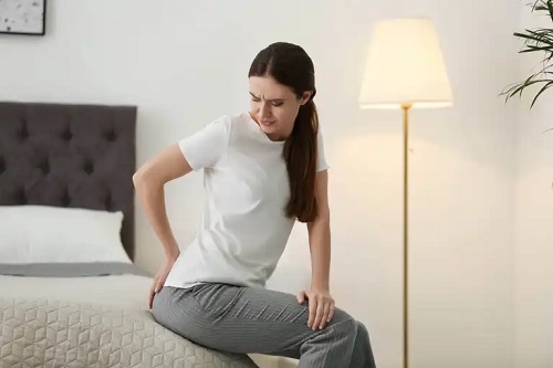 Femeie afectată de tenesmusul rectal
