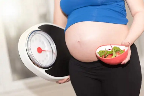 Gravidă care ia în considerare postul în timpul sarcinii