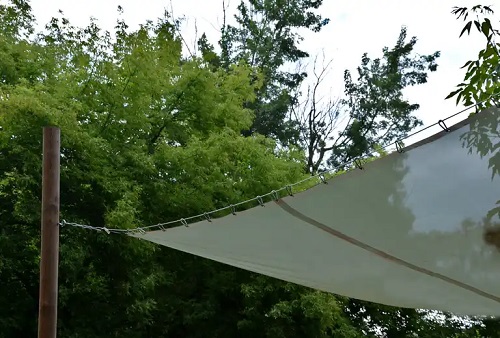 Cum se instalează un cort în grădină