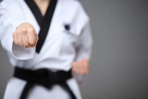 Karate și taekwondo: ce asemănări și diferențe există?