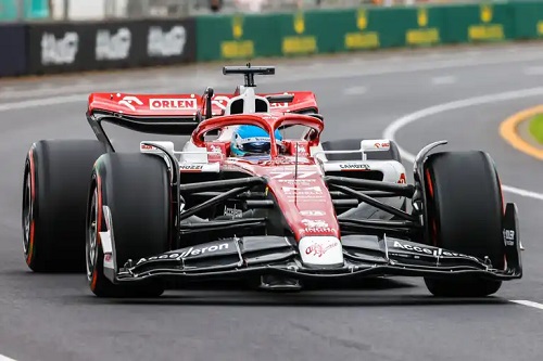 Mașină de Formula 1 pe circuit