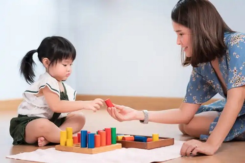 Ce este mintea absorbantă a copilului conform tehnicii Montessori?