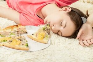De ce apare oboseala după masă? Sfaturi pentru a o depăși