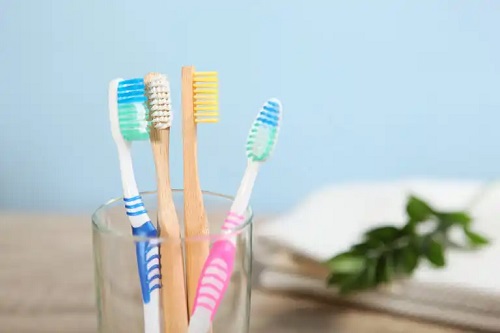 Periuțele de dinți din bambus vs. plastic: avantaje și dezavantaje