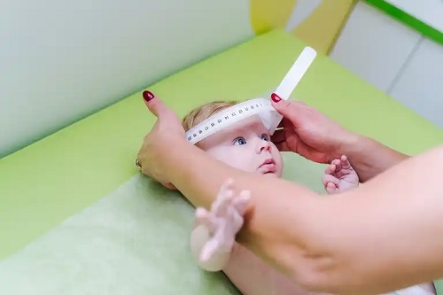 Persoană care măsoară greutatea ideală la copii