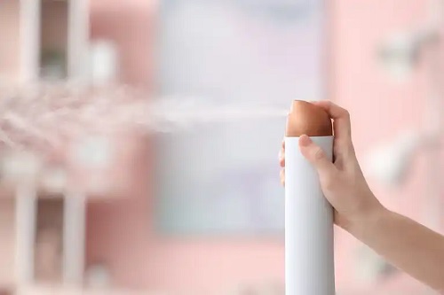 Persoană care parfumează casa