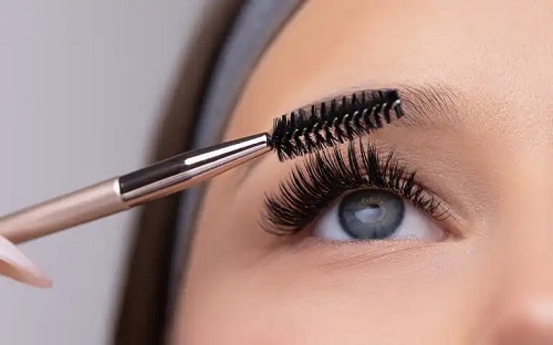 Persoană care aplică rimel