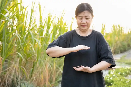 Persoană care face tai chi în artrită