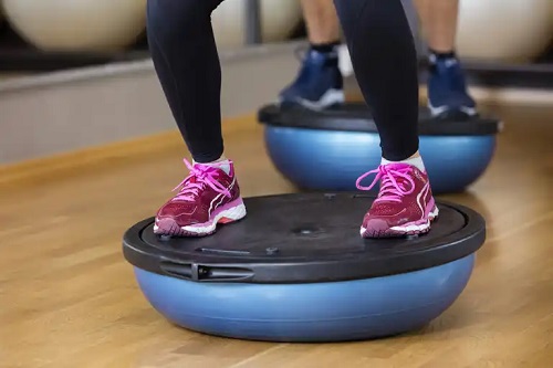 Persoane care fac exerciții Bosu pentru tonificare