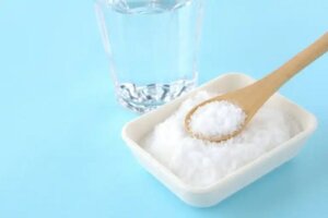 Apa cu sare de mare împotriva constipației: este eficientă?