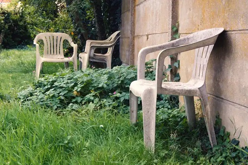 Scaune din plastic foarte murdare