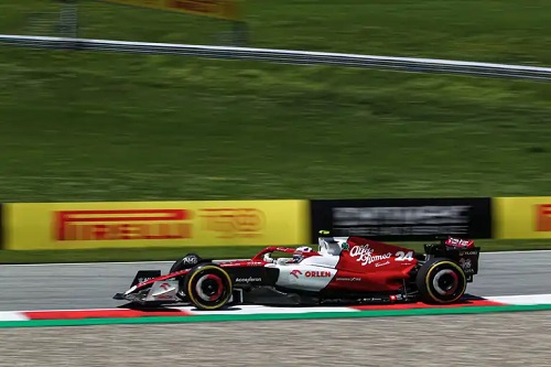 Zhou Guanyu concurând pe pistă