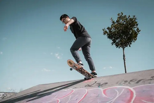 Băiat care se dă cu skateboardul