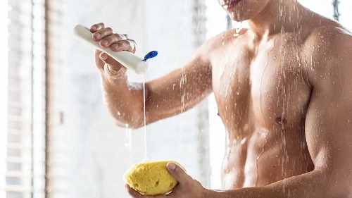 Bărbat care face duș