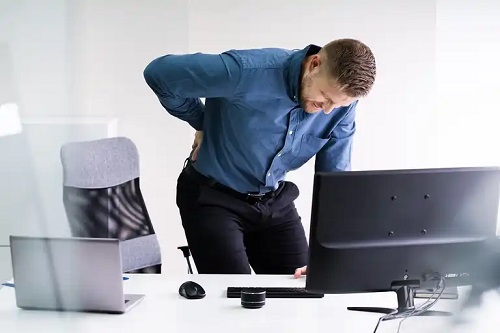 Bărbat care trebuie să facă pilates pentru fibromialgie