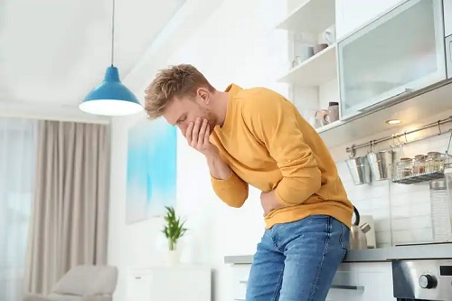 Bărbat care se simte rău după ce a mâncat casu marzu