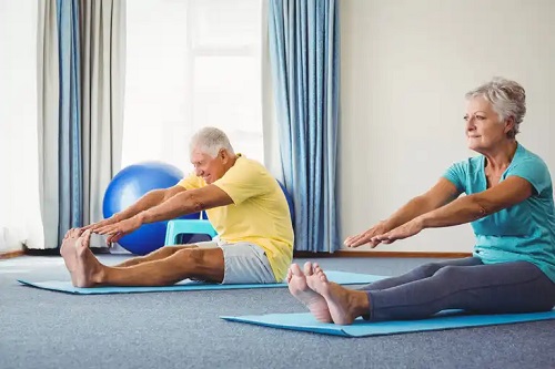 Bătrâni care se bucură de pilates pentru fibromialgie