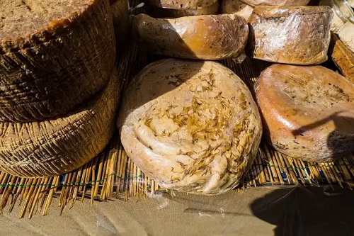 Bucăți de brânză casu marzu
