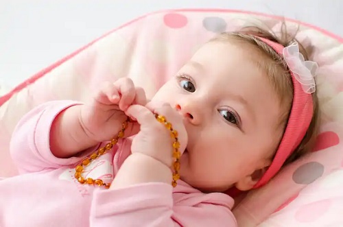 Colierele de chihlimbar pentru bebeluși: de ce este riscantă utilizarea lor?
