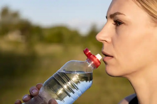 Cum și cât de des se curăță sticlele de apă reutilizabile