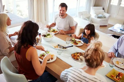 Familie care știe cum poate învăța copiii bunele maniere