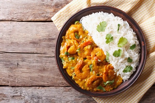 Farfurie cu orez și curry
