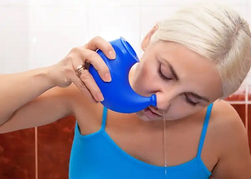 Fară care își curăță nasul