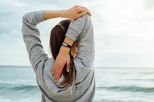 Fată care face extensiile pentru triceps